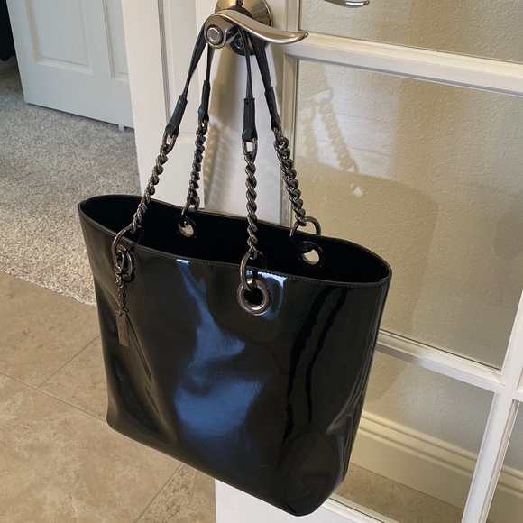 DKNY black patent tote bag with chain shoulder straps - Picture 3 of 10